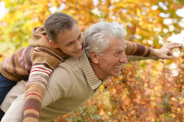 Abuelo y nieto abrazándose en el parque — Foto de Stock