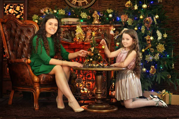 可爱的小女儿和母亲摆在房间装饰圣诞假期 — 图库照片