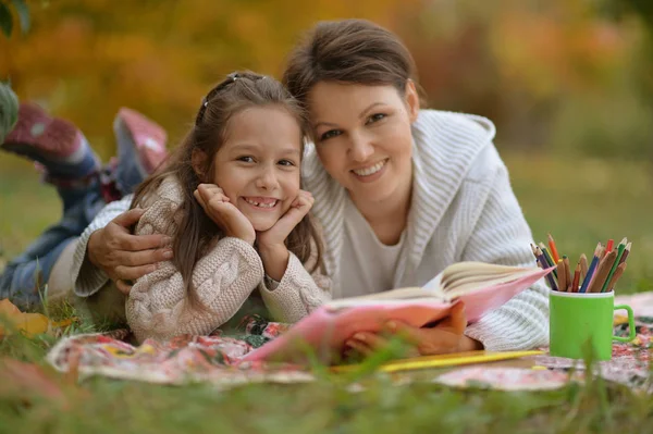 Chica con su abuela leyendo —  Fotos de Stock
