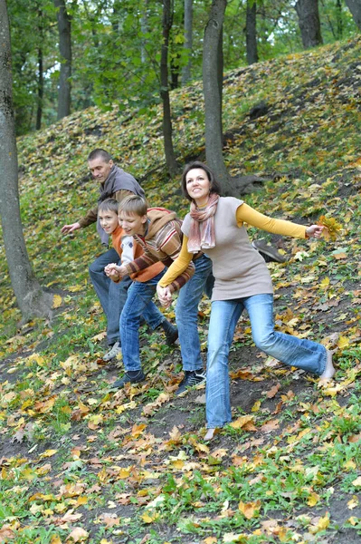 Rodina Čtyř Podzimního Parku — Stock fotografie