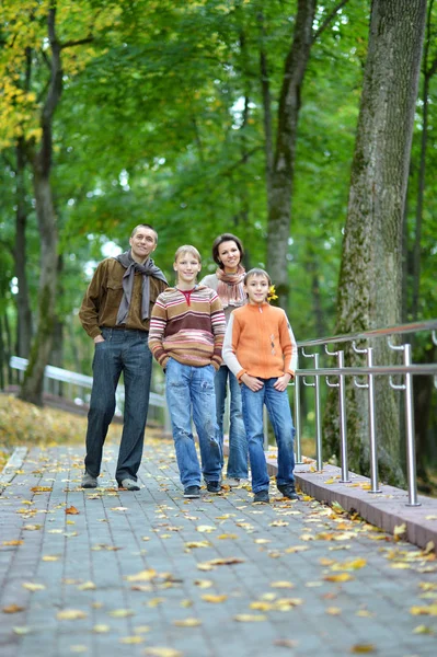 Familj Fyra Promenader Höst Park — Stockfoto