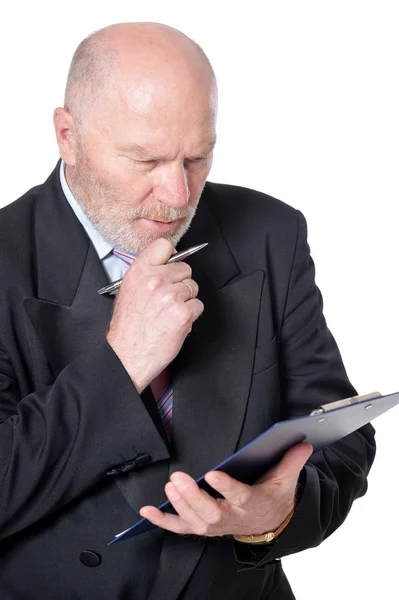 Anciano hombre de negocios con portapapeles — Foto de Stock