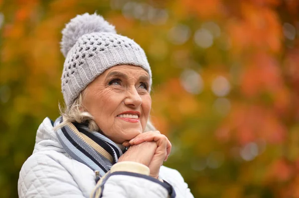Glückliche Seniorin Schöne Frau Herbstlichen Park — Stockfoto