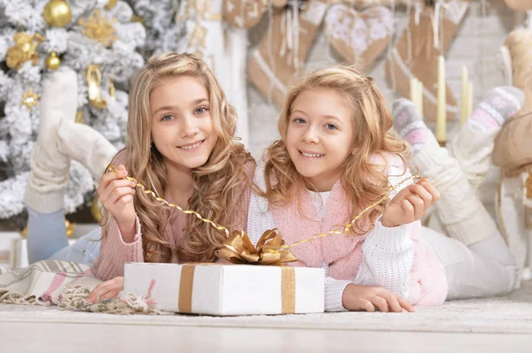 Söta Små Flickor Med Gåva Poserar Rummet Inredning Till Jul — Stockfoto
