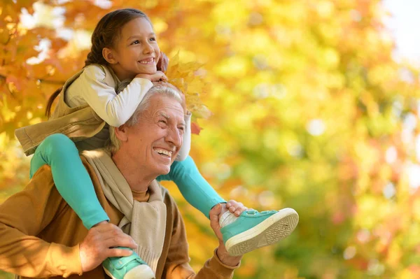 Großvater und Enkelin im Park — Stockfoto