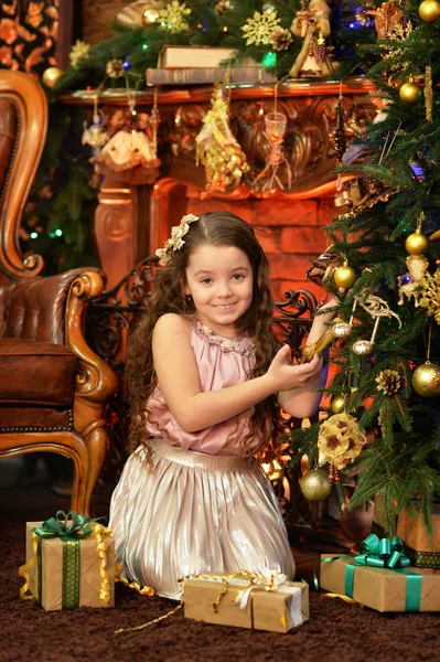 Nettes Kleines Mädchen Posiert Neben Geschmücktem Weihnachtsbaum — Stockfoto