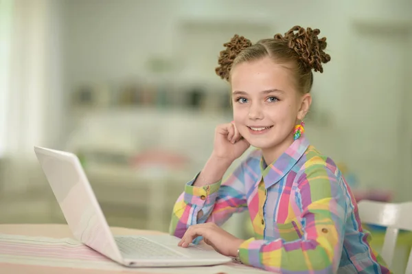 Retrato Niña Linda Sentada Mesa Con Ordenador Portátil — Foto de Stock