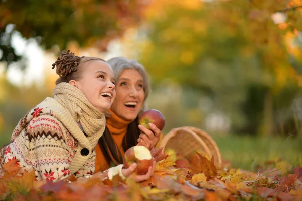 Bambina si diverte con la nonna — Foto Stock