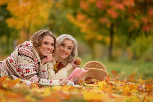 Sorridente Donna Anziana Con Figlia Adulta Nel Parco Autunnale — Foto Stock