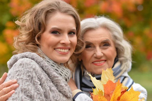 Mulher Sênior Sorridente Com Filha Adulta Parque Outonal — Fotografia de Stock