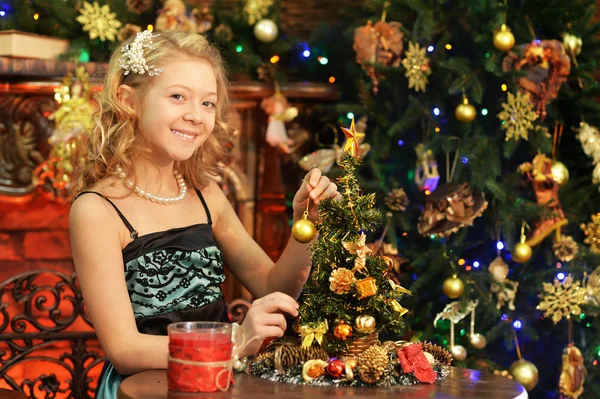 Χαριτωμένο Μικρό Κορίτσι Που Παρουσιάζουν Κοντά Διακοσμημένο Χριστουγεννιάτικο Δέντρο — Φωτογραφία Αρχείου
