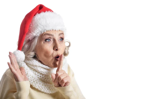 Porträtt Senior Kvinna Santa Hatt Gestikulerande Tystnad Isolerad Vit Bakgrund — Stockfoto