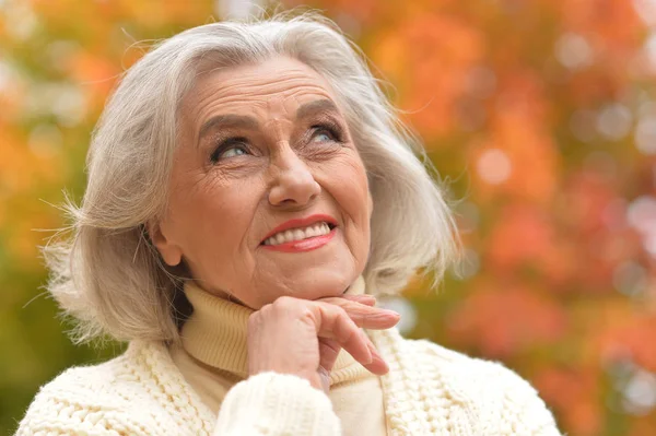 Feliz Anciano Hermosa Mujer Parque Otoñal — Foto de Stock