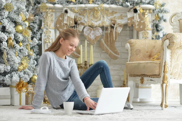 Tienermeisje Met Behulp Van Laptop Terwijl Zit Buurt Van Kerstboom — Stockfoto