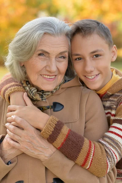 Großmutter Und Enkel Lächeln Park — Stockfoto