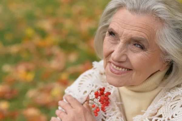 Happy Senior Krásná Žena Ovocem Podzimní Park — Stock fotografie