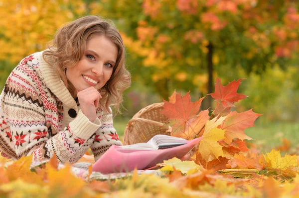 Junge Frau rastet im Park aus — Stockfoto