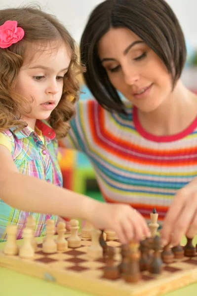 Mooie Jonge Moeder Met Haar Schattig Dochtertje Schaken — Stockfoto