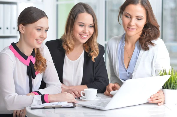 Mujeres Jóvenes Sentadas Mesa Mirando Ordenador Portátil —  Fotos de Stock