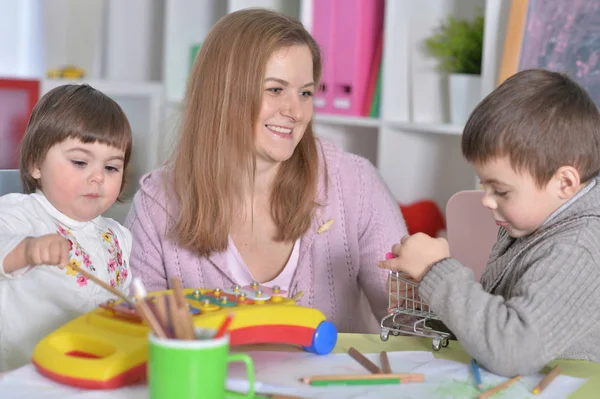 Mãe Com Filhos Brincando Juntos Casa — Fotografia de Stock