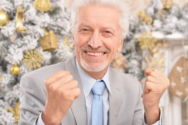 Portret Van Senior Man Met Kerstboom Achtergrond — Stockfoto