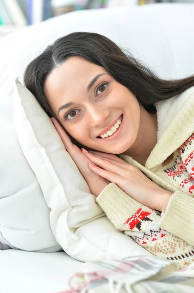 Mujer durmiendo en sofá — Foto de Stock