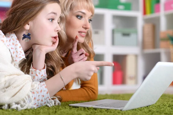 Jonge Vrouw Met Meisje Met Laptop Thuis Vloer — Stockfoto
