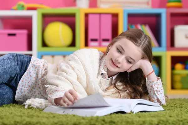 Menina Feliz Bonito Estudar Casa — Fotografia de Stock