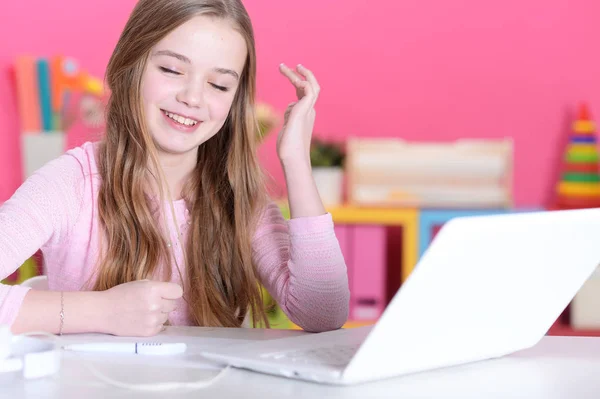 Portret Van Schattig Meisje Met Laptop Aan Balie — Stockfoto