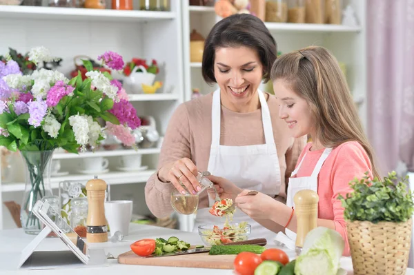 Lächelnde Mutter Und Tochter Kochen Gemeinsam Der Küche — Stockfoto