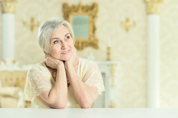 Portret Van Gelukkig Senior Vrouw Poseren Thuis — Stockfoto