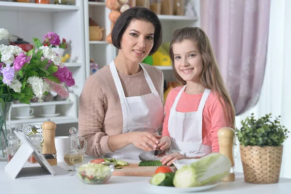 Lächelnde Mutter Und Tochter Kochen Gemeinsam Der Küche — Stockfoto