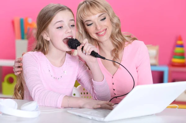Sevimli Lgirl Tablo Şarkı Karaoke Annesiyle Oturuyor — Stok fotoğraf