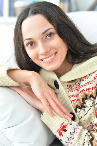 Mujer durmiendo en sofá — Foto de Stock