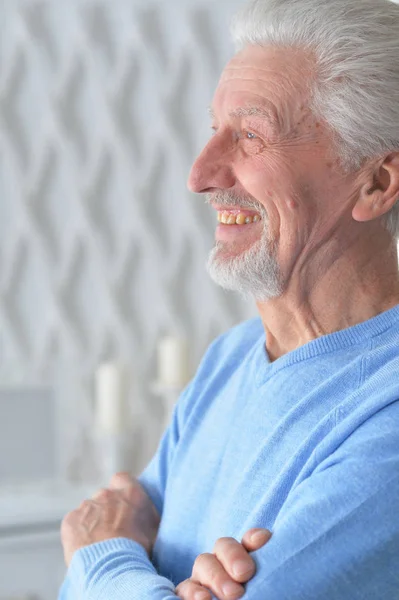 Retrato Sorrir Homem Idoso Posando Casa — Fotografia de Stock