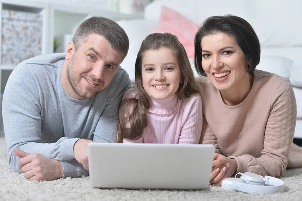 Família Feliz Usando Laptop Casa — Fotografia de Stock