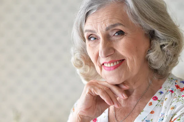 Retrato de una hermosa mujer madura — Foto de Stock