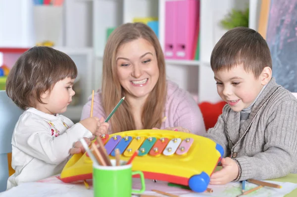 Anne Çocuklar Evde Birlikte Oynuyorlar — Stok fotoğraf