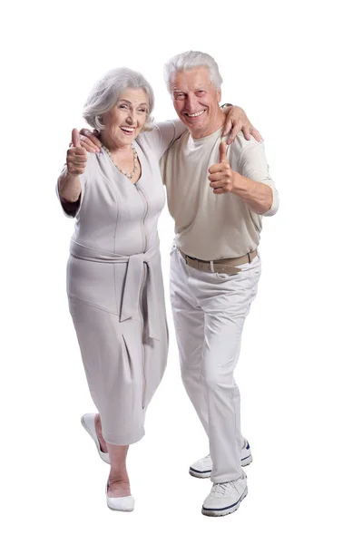 在白色背景上显示大拇指的愉快的年长夫妇的肖像 — 图库照片