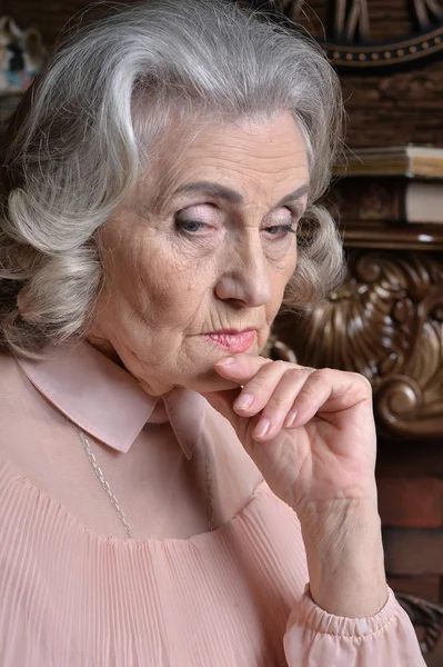 Portrét Smutné Starší Ženy Představují Doma — Stock fotografie