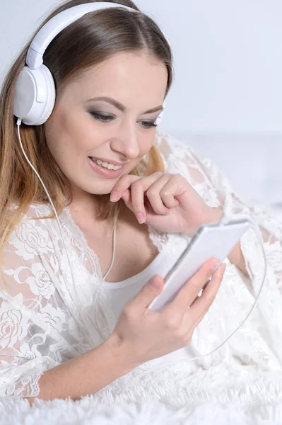 Hermosa Mujer Joven Escuchando Música Con Teléfono Inteligente —  Fotos de Stock