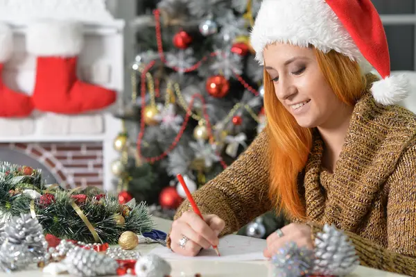 Portret Van Jonge Mooie Vrouw Kerstmuts Schrijven Bij Brief Aan — Stockfoto