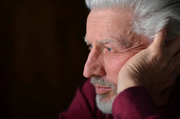 Portrait Homme Âgé Triste Posant Sur Fond Sombre — Photo