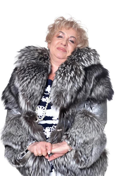 白い背景にポーズの毛皮のコートで年配の女性 — ストック写真