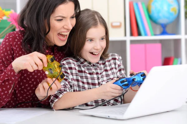 Mãe Filha Jogando Jogo Computador Com Laptop Juntos — Fotografia de Stock