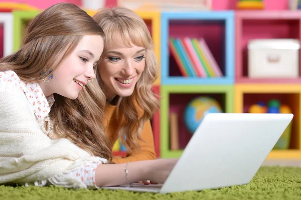 Jovem Com Menina Usando Laptop Casa Chão — Fotografia de Stock