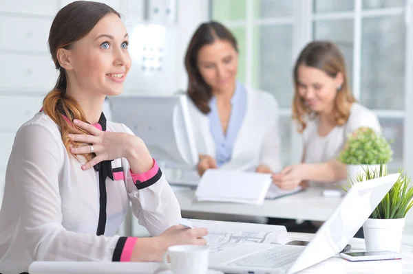 Mujeres Jóvenes Que Trabajan Una Oficina Moderna — Foto de Stock