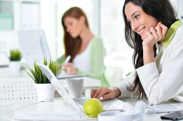 Two young businesswomen — Stock Photo, Image