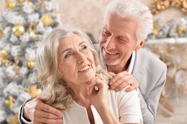 Retrato Abrazar Pareja Mayor Con Decoraciones Borrosas Navidad Fondo — Foto de Stock