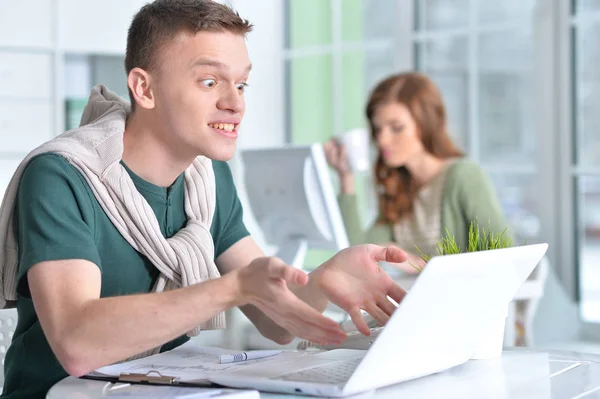 Les Jeunes Qui Travaillent Bureau Avec Des Appareils Modernes — Photo